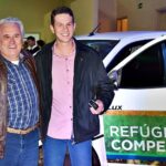 Eduardo Busatto e o pai, Irineu Busatto, comemoram Hilux sorteada no encerramento do programa Refúgio Compensa